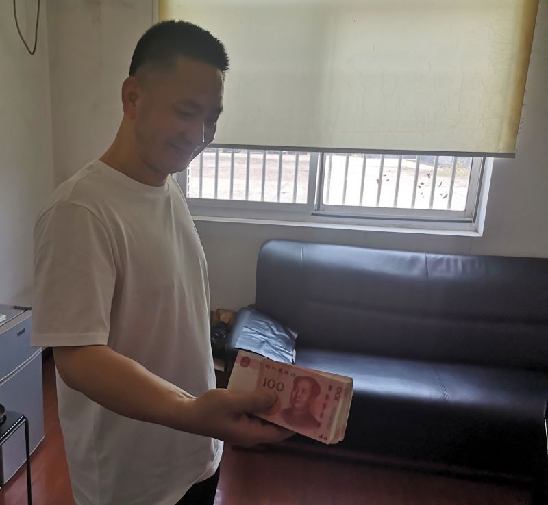 點(diǎn)贊！拾金不昧好的哥 萬元現(xiàn)金物歸原主